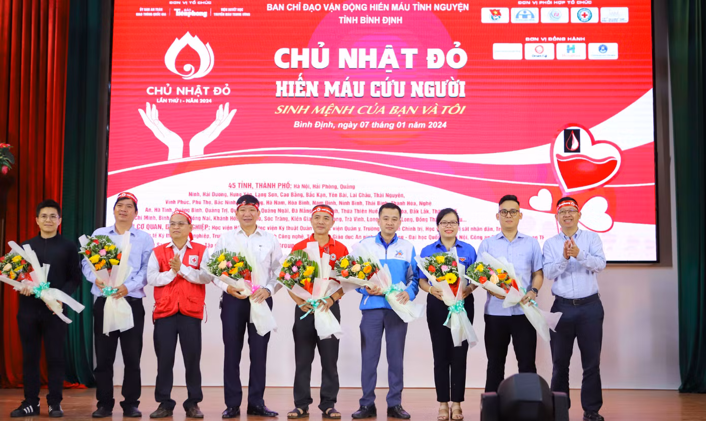 Ban Tổ chức tặng hoa cho các đơn vị phối hợp. Ảnh: Trương Định Ban Tổ chức tặng hoa cho các đơn vị phối hợp. Ảnh: Trương Định