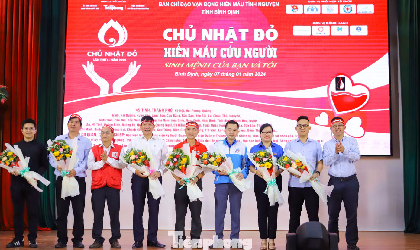 Ban Tổ chức tặng hoa cho các đơn vị phối hợp. Ảnh: Trương Định