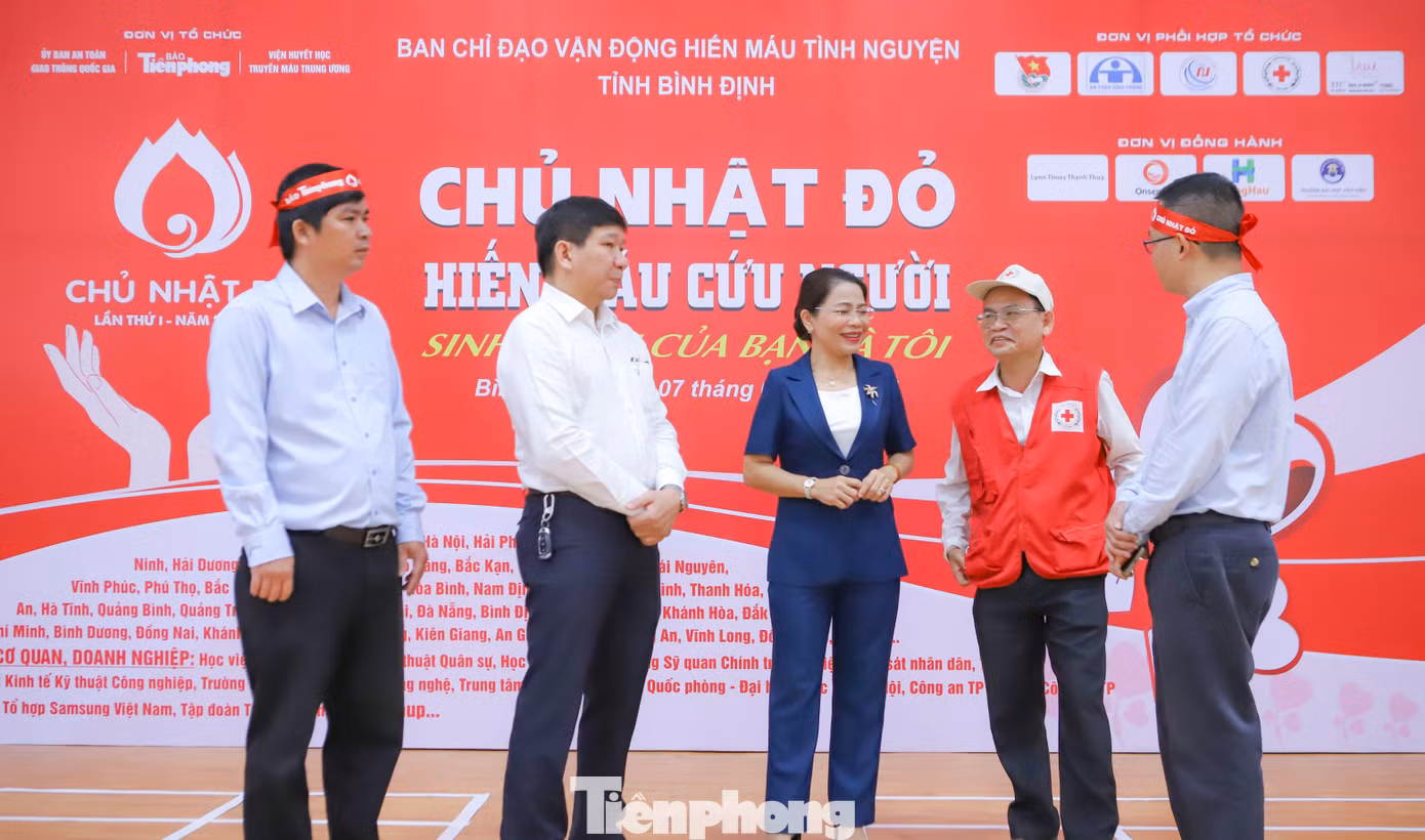 Tham dự chương trình có bà Nguyễn Thị Phong Vũ – Trưởng ban Dân vận Tỉnh ủy, Chủ tịch Ủy ban MTTQ Việt Nam tỉnh Bình Định; ông Hà Văn Cát - Chủ tịch Hội Chữ thập Đỏ tỉnh; anh Nguyễn Thành Trung – Bí thư Tỉnh Đoàn; đại diện lãnh đạo Ban ATGT tỉnh, Trường ĐH Quy Nhơn, Bệnh viện Đa khoa tỉnh – Sở Y tế Bình Định. Về phía báo Tiền Phong có sự tham dự của nhà báo Lê Minh Tuấn - Phó Chủ tịch Công đoàn Cơ quan T.Ư Đoàn; Đảng ủy viên - Chủ tịch Công đoàn - Phó Trưởng ban Thời sự - Chính trị. Ảnh: Trương Định