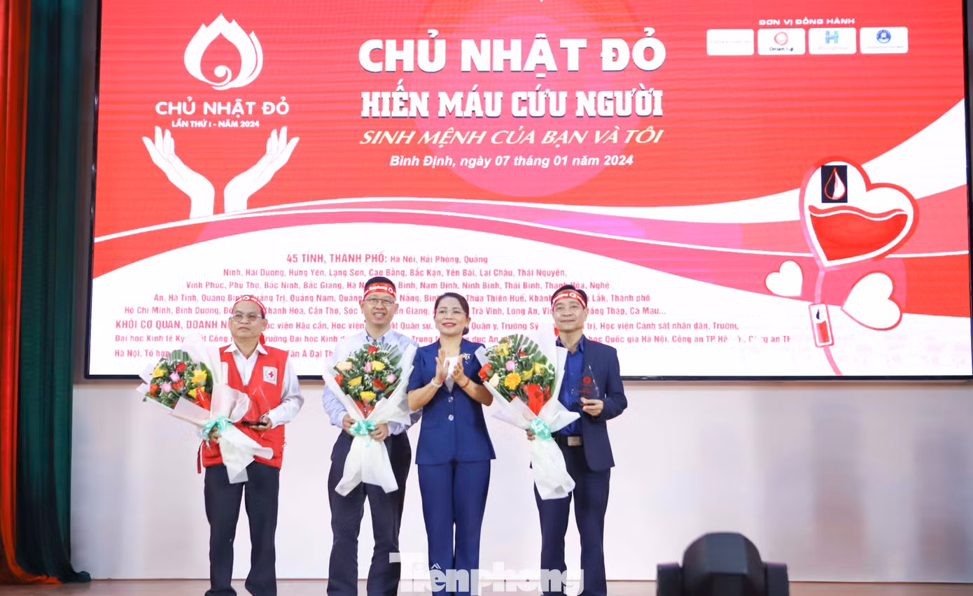 Bà Nguyễn Thị Phong Vũ tặng hoa cho đơn vị tổ chức.