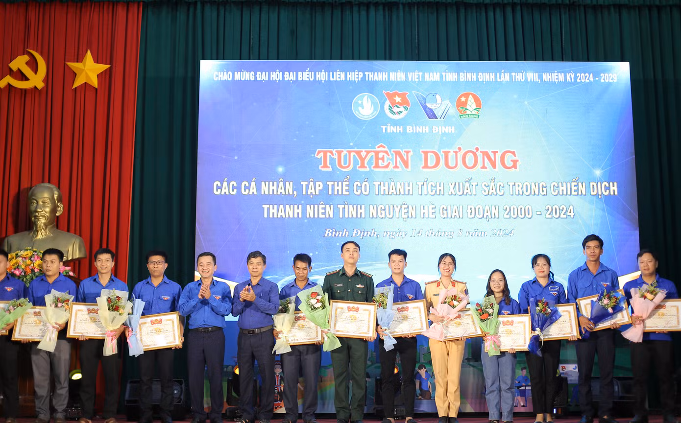 Tỉnh Đoàn Bình Định tuyên dương các tập thể, cá nhân. Ảnh: Trương Định