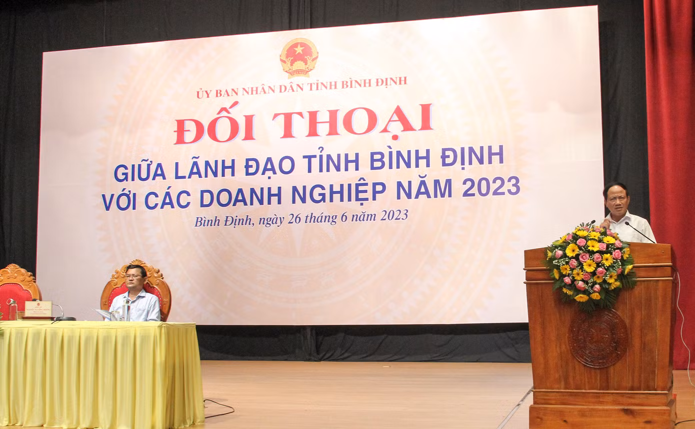 Lãnh đạo UBND tỉnh Bình Định đối thoại với doanh nghiệp. Ảnh: Trương Định