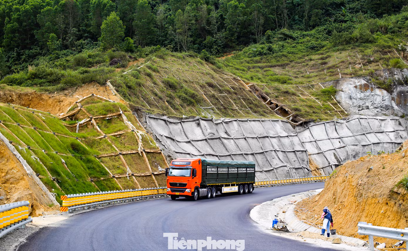 Sau 4 năm thi công, nâng cấp, sửa chữa tuyến đường cơ bản hoàn thành giúp giao thông thuận lợi hơn, đặc biệt giúp tài xế rút ngắn được thời gian lộ trình. Ảnh: Trương Định