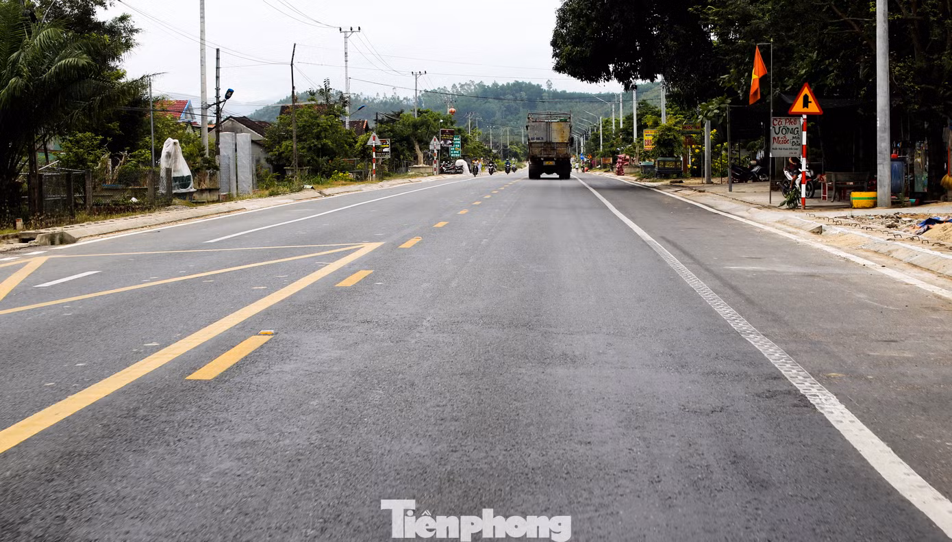 Theo đơn vị thi công, tuyến đường Quốc lộ 19 được mở rộng ra 8m (so với mặt đường cũ) ở khu vực đèo An Khê; còn đoạn qua huyện Tây Sơn mở rộng ra 13m. Ảnh: Trương Định