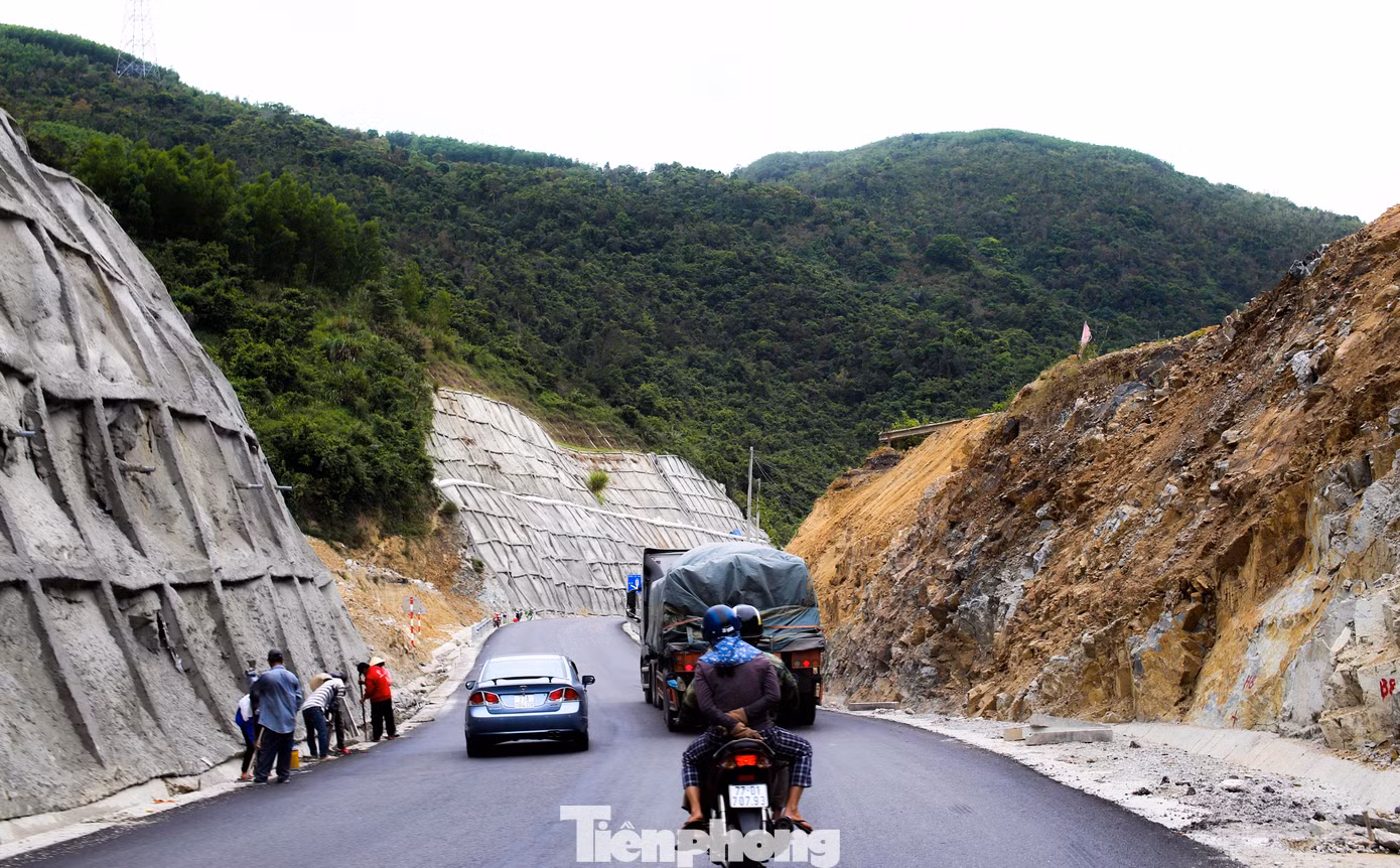 Dự án Tăng cường kết nối giao thông khu vực Tây Nguyên là dự án giao thông có ý nghĩa, mang lại lợi ích rất lớn.Tuyến đường kết nối tạo điều kiện phát triển kinh tế - xã hội, bảo đảm quốc phòng - an ninh cho các tỉnh Tây Nguyên và các tỉnh miền Trung. Ảnh: Trương Định