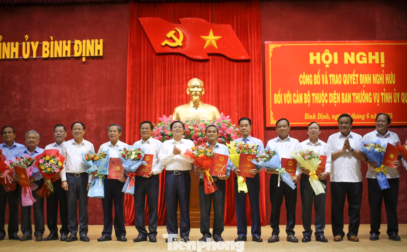 Cán bộ thuộc diện Ban Thường vụ Tỉnh ủy Bình Định quản lý tự nguyện xin nghỉ hưu trước tuổi. Ảnh: Trương Định