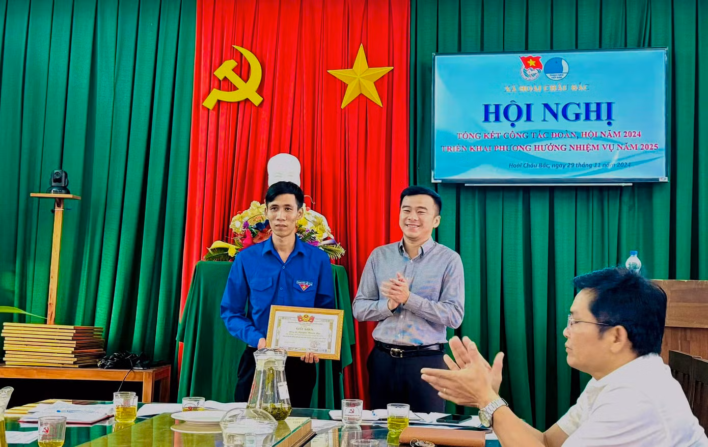 Biểu dương Phó Bí thư Chi đoàn thôn Nguyễn Thành Bửu.