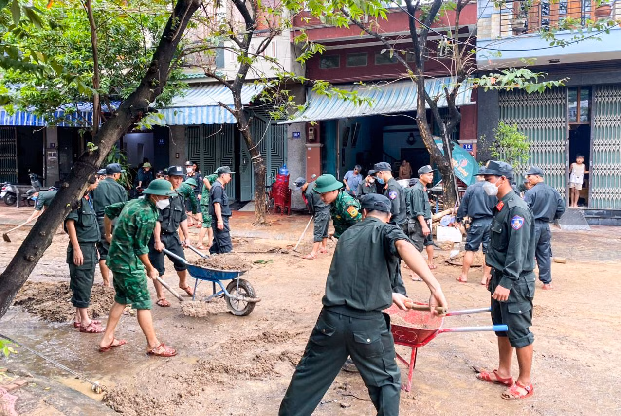 Các lực lượng tiến hành hỗ trợ người dân dọn dẹp.