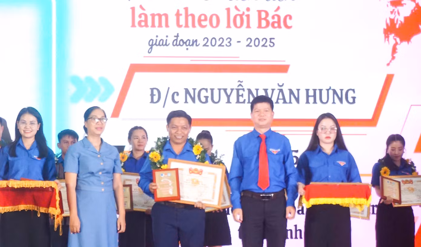 Anh Hưng được tuyên dương “Thanh niên tiên tiến làm theo lời Bác” tỉnh Bình Định giai đoạn 2023 – 2025. Ảnh: Trương Định Anh Hưng được tuyên dương “Thanh niên tiên tiến làm theo lời Bác” tỉnh Bình Định giai đoạn 2023 – 2025. Ảnh: Trương Định