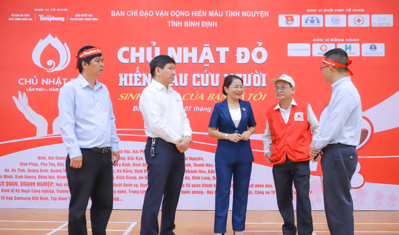 Tham dự chương trình có bà Nguyễn Thị Phong Vũ – Trưởng ban Dân vận Tỉnh ủy, Chủ tịch Ủy ban MTTQ Việt Nam tỉnh Bình Định; ông Hà Văn Cát - Chủ tịch Hội Chữ thập Đỏ tỉnh; anh Nguyễn Thành Trung – Bí thư Tỉnh Đoàn; đại diện lãnh đạo Ban ATGT tỉnh, Trường ĐH Quy Nhơn, Bệnh viện Đa khoa tỉnh – Sở Y tế Bình Định. Về phía báo Tiền Phong có sự tham dự của nhà báo Lê Minh Tuấn - Phó Chủ tịch Công đoàn Cơ quan T.Ư Đoàn; Đảng ủy viên - Chủ tịch Công đoàn - Phó Trưởng ban Thời sự - Chính trị. Ảnh: Trương Định Tham dự chương trình có bà Nguyễn Thị Phong Vũ – Trưởng ban Dân vận Tỉnh ủy, Chủ tịch Ủy ban MTTQ Việt Nam tỉnh Bình Định; ông Hà Văn Cát - Chủ tịch Hội Chữ thập Đỏ tỉnh; anh Nguyễn Thành Trung – Bí thư Tỉnh Đoàn; đại diện lãnh đạo Ban ATGT tỉnh, Trường ĐH Quy Nhơn, Bệnh viện Đa khoa tỉnh – Sở Y tế Bình Định. Về phía báo Tiền Phong có sự tham dự của nhà báo Lê Minh Tuấn - Phó Chủ tịch Công đoàn Cơ quan T.Ư Đoàn; Đảng ủy viên - Chủ tịch Công đoàn - Phó Trưởng ban Thời sự - Chính trị. Ảnh: Trương Định
