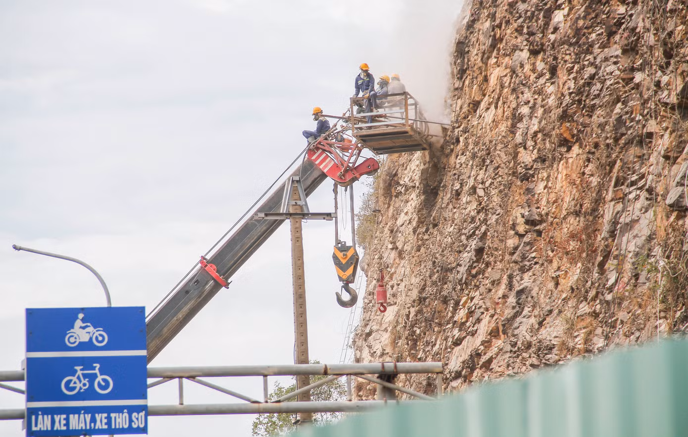 Công tác khắc phục sạt lở núi Bà Hỏa đang được triển khai. (Ảnh: Trương Định)