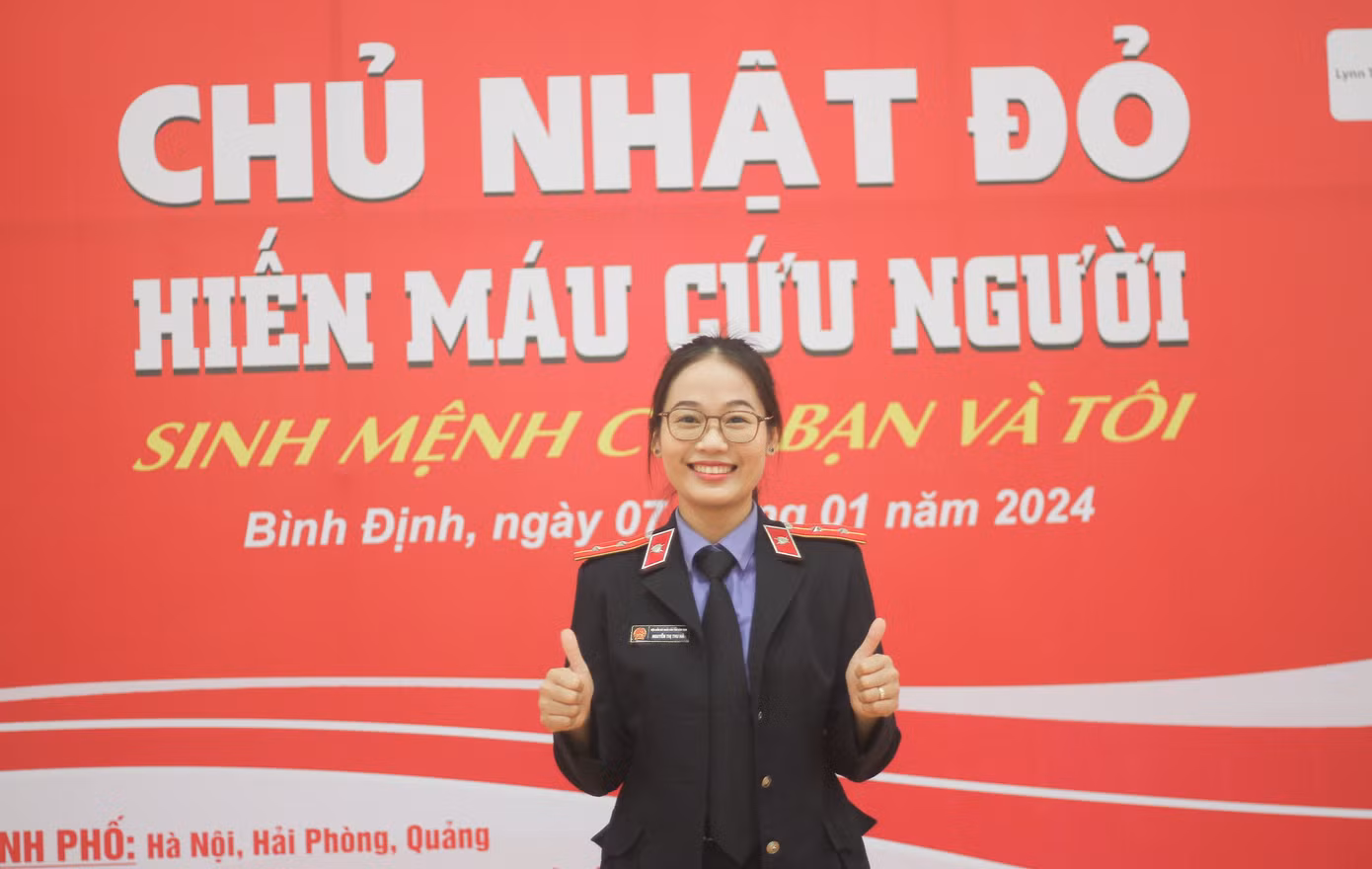 Chị Nguyễn Thị Thu Hà (32 tuổi, đang công tác tại Viện KSND tỉnh Bình Định) vui vẻ khi cho đi những giọt máu hồng của mình, với chị hiến máu là một nghĩa cử cao đẹp cần được lan tỏa đến nhiều người. Ảnh: Trương Định Chị Nguyễn Thị Thu Hà (32 tuổi, đang công tác tại Viện KSND tỉnh Bình Định) vui vẻ khi cho đi những giọt máu hồng của mình, với chị hiến máu là một nghĩa cử cao đẹp cần được lan tỏa đến nhiều người. Ảnh: Trương Định