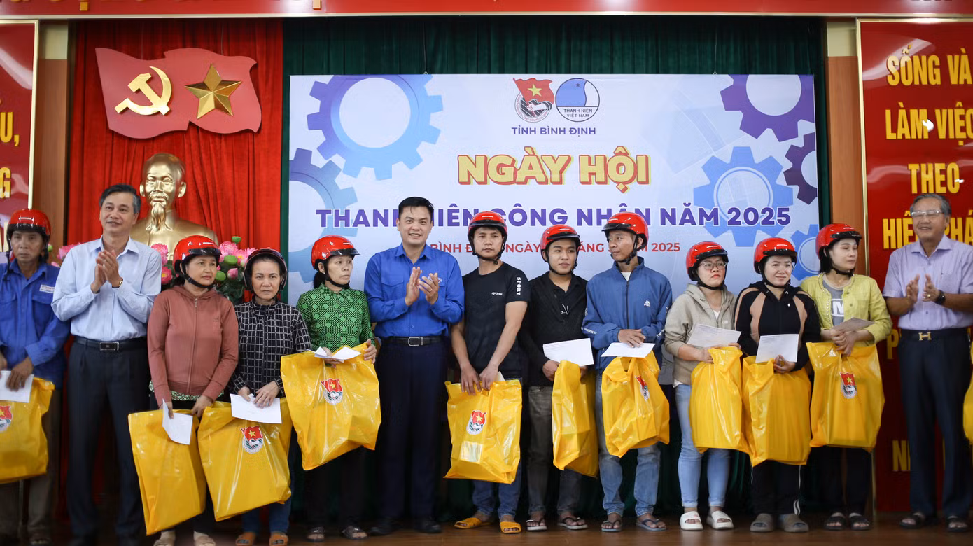 Trao tặng các suất quà cho thanh niên công nhân. Ảnh: Trương Định Trao tặng các suất quà cho thanh niên công nhân. Ảnh: Trương Định