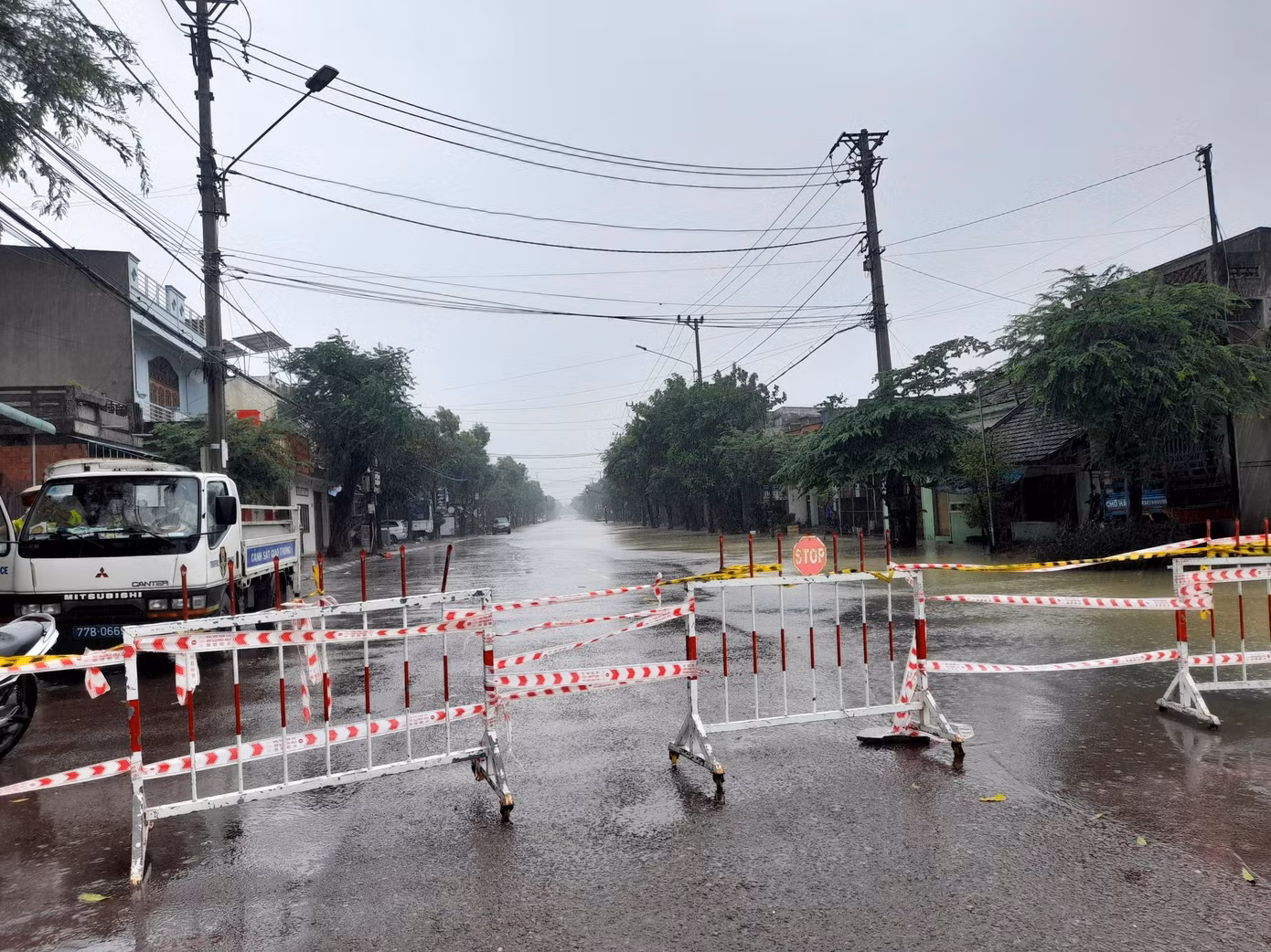 Tuyến đường Hùng Vương bị ngập nước, giao thông qua lại gặp nhiều khó khăn. Ảnh: Trương Định