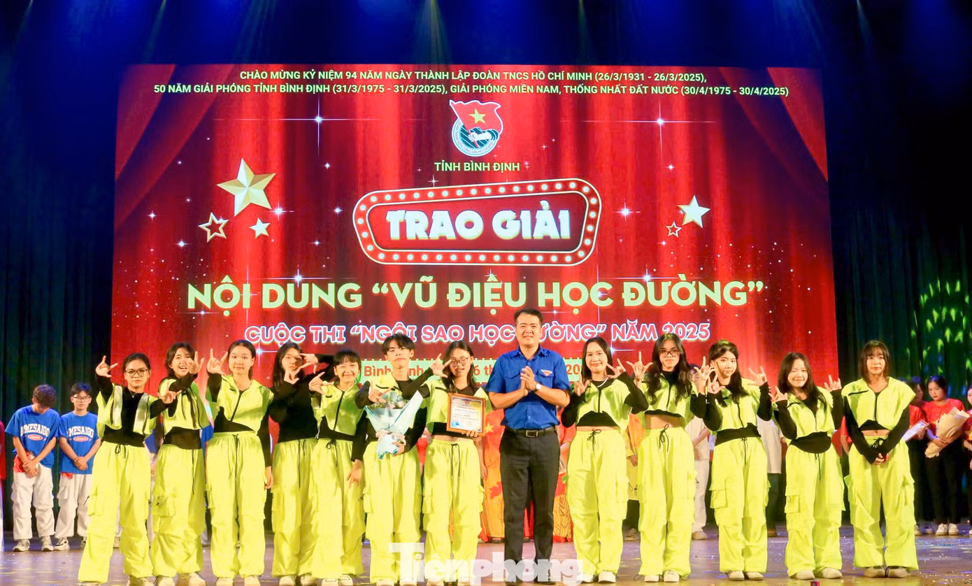 Trao giải nội dung thi "Vũ điệu học đường”. Ảnh: Trương Định
