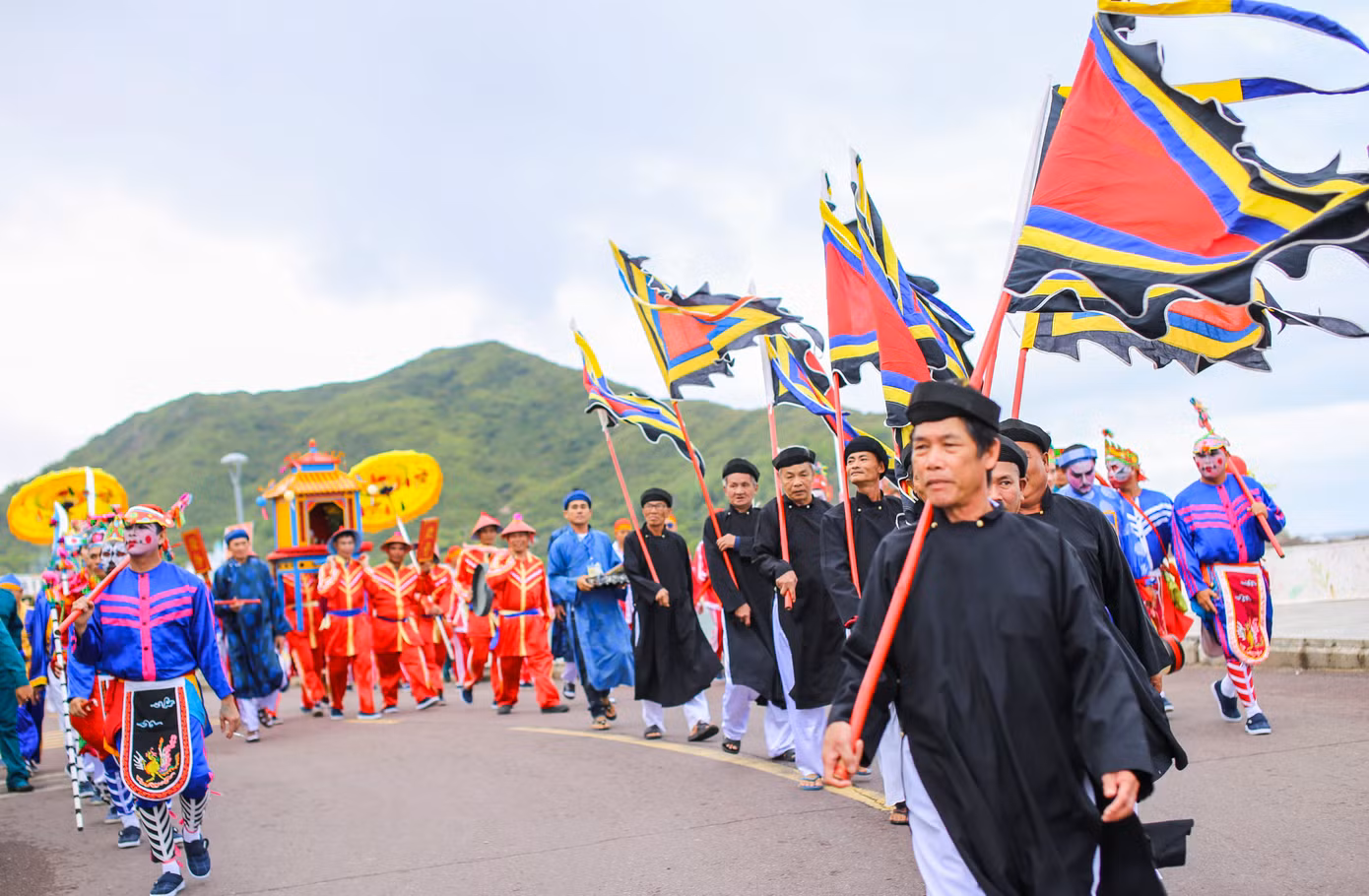 Nghi thức rước thần Nam Hải nhập điện tại làng chài Nhơn Hải. Ảnh: Trương Định