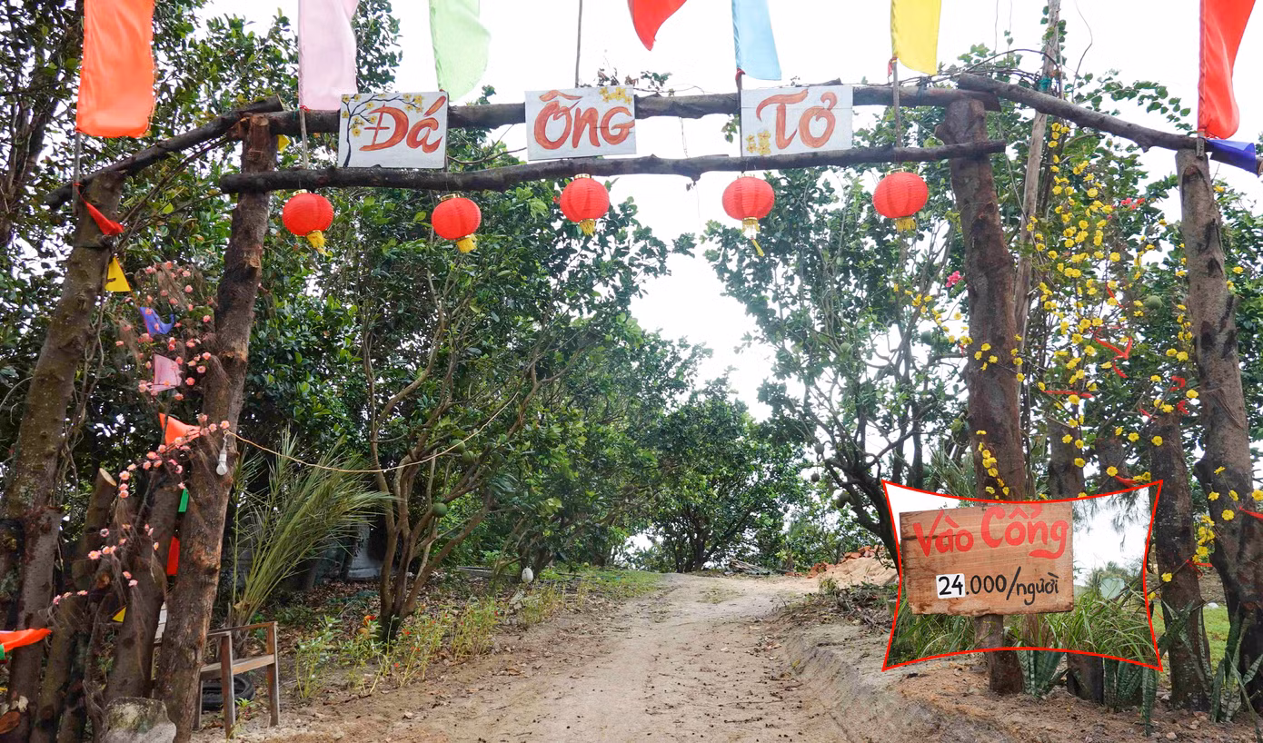 Đường dẫn vào khu du lịch Đá Ông Tơ, phí vào cổng 24 nghìn đồng/ người. Ảnh: Trương Định