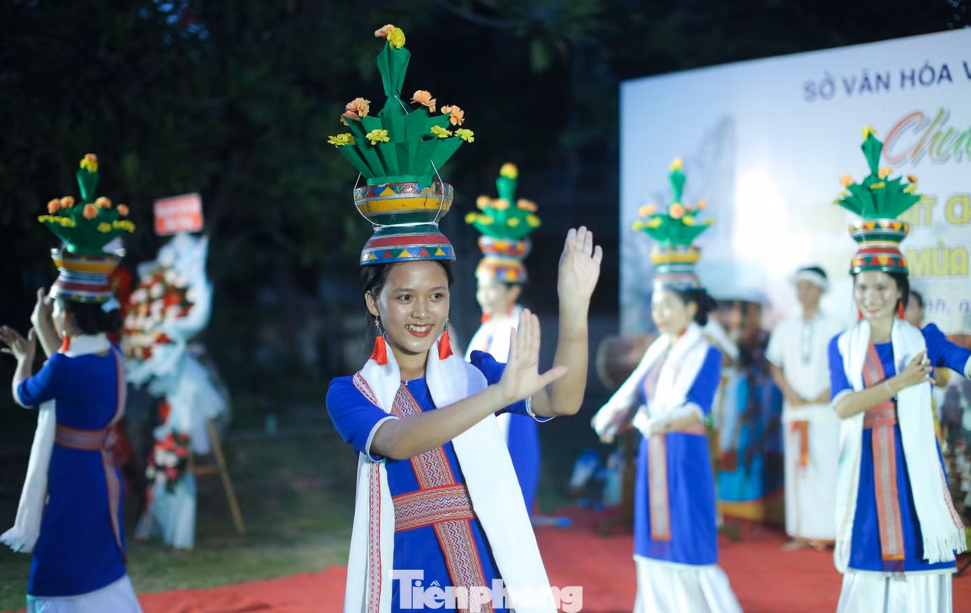 Chương trình biểu diễn nghệ thuật Chăm từ 26/6 đến ngày 24/8, tại di tích tháp Đôi và tháp Bánh Ít, nhằm phục vụ khách tham quan mùa du lịch hè năm 2024. Ảnh: Trương Định.