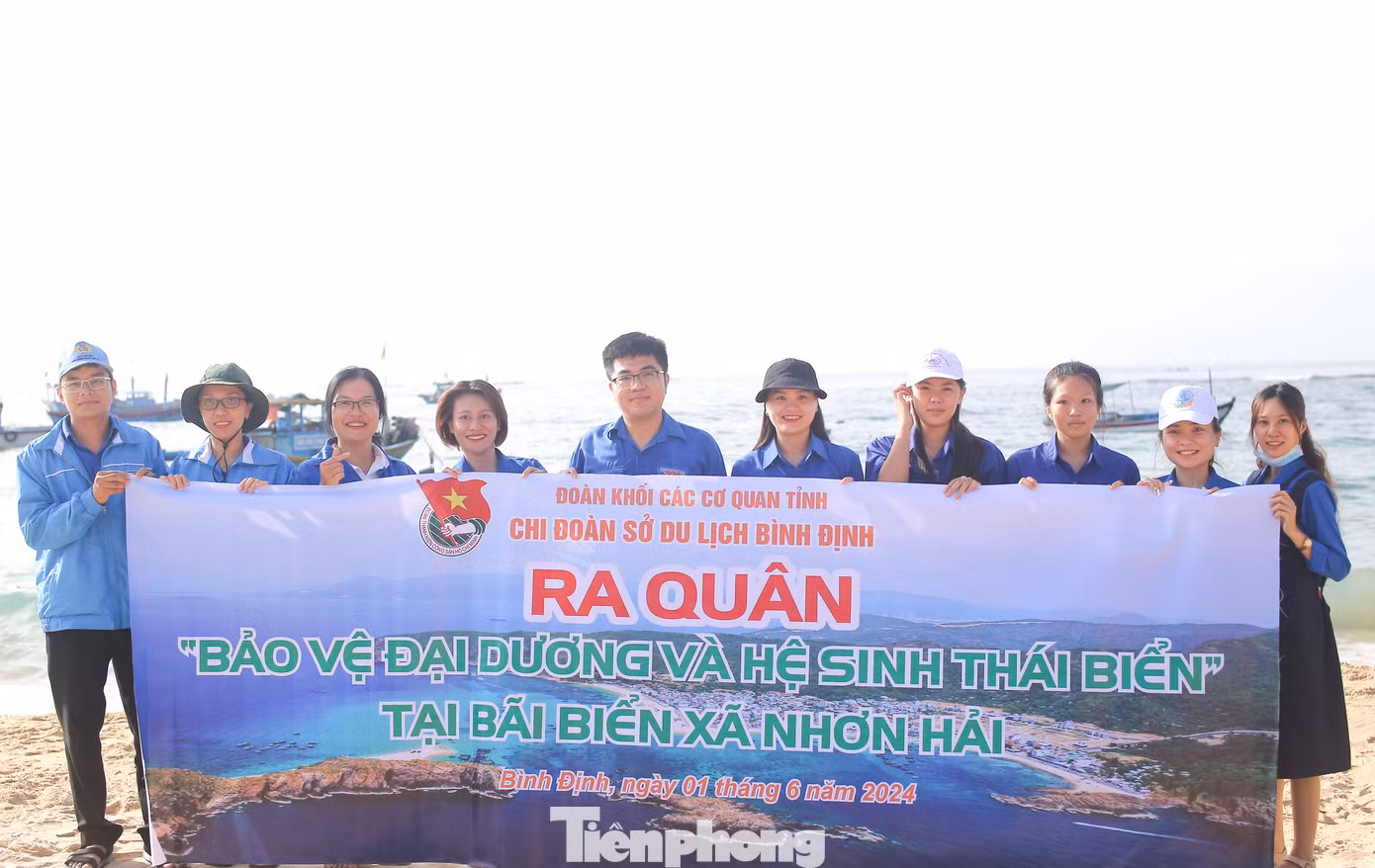 Chi đoàn Sở Du lịch Bình Định ra quân "bảo vệ Đại dương và hệ sinh thái biển" tại xã Nhơn Hải. Ảnh: Trương Định Chi đoàn Sở Du lịch Bình Định ra quân "bảo vệ Đại dương và hệ sinh thái biển" tại xã Nhơn Hải. Ảnh: Trương Định