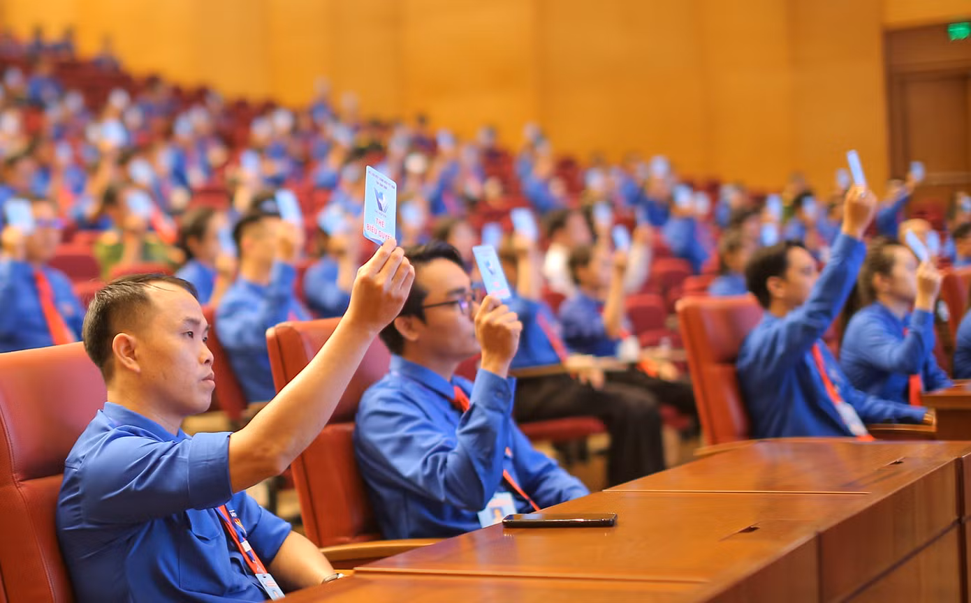 Các đại biểu biểu quyết. Ảnh: Trương Định