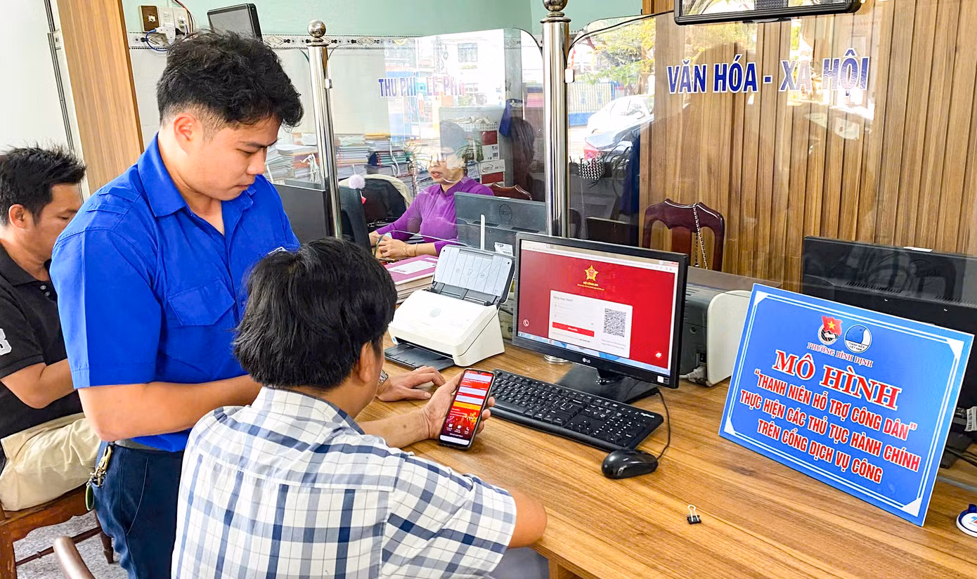 Thanh niên hỗ trợ người dân thực hiện thủ tục hành chính. Thanh niên hỗ trợ người dân thực hiện thủ tục hành chính.