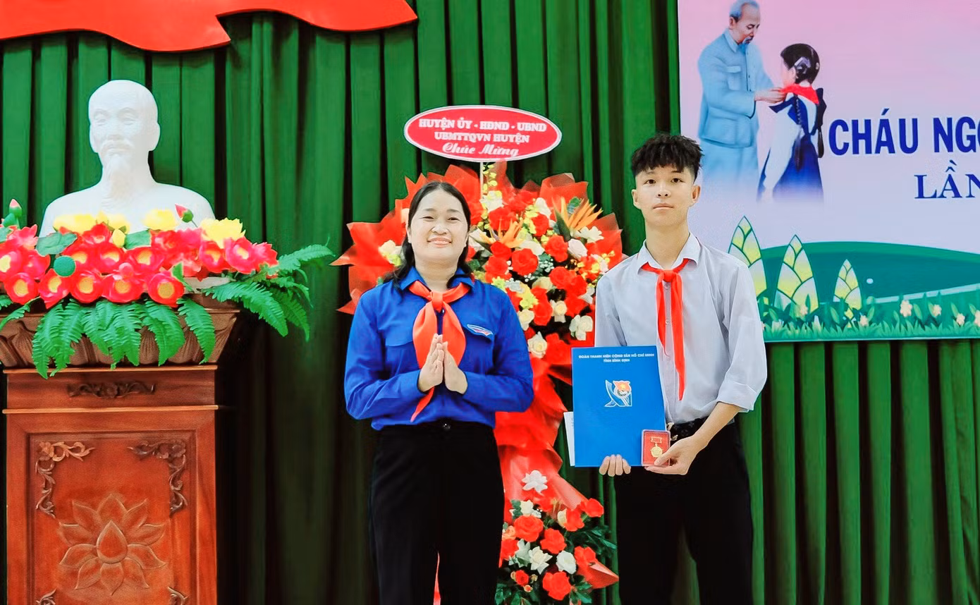 Em Lê Văn Phát đón nhận huy hiệu Tuổi trẻ dũng cảm của T.Ư Đoàn