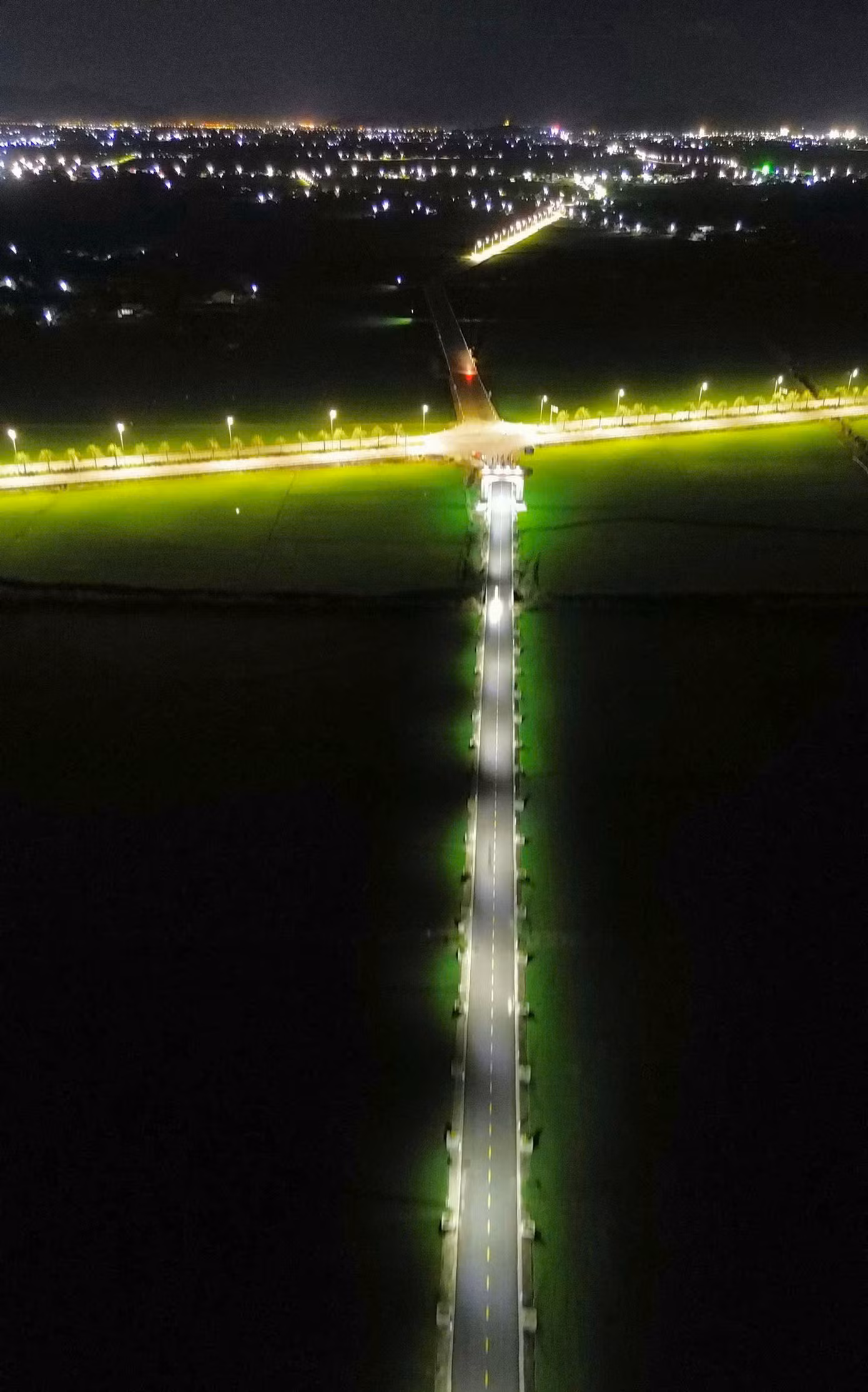 Một công trình chiếu sáng đường quê ở xã Cát Nhơn, huyện Phù Cát (Bình Định) của anh Hưng. Ảnh. Trương Định Một công trình chiếu sáng đường quê ở xã Cát Nhơn, huyện Phù Cát (Bình Định) của anh Hưng. Ảnh. Trương Định