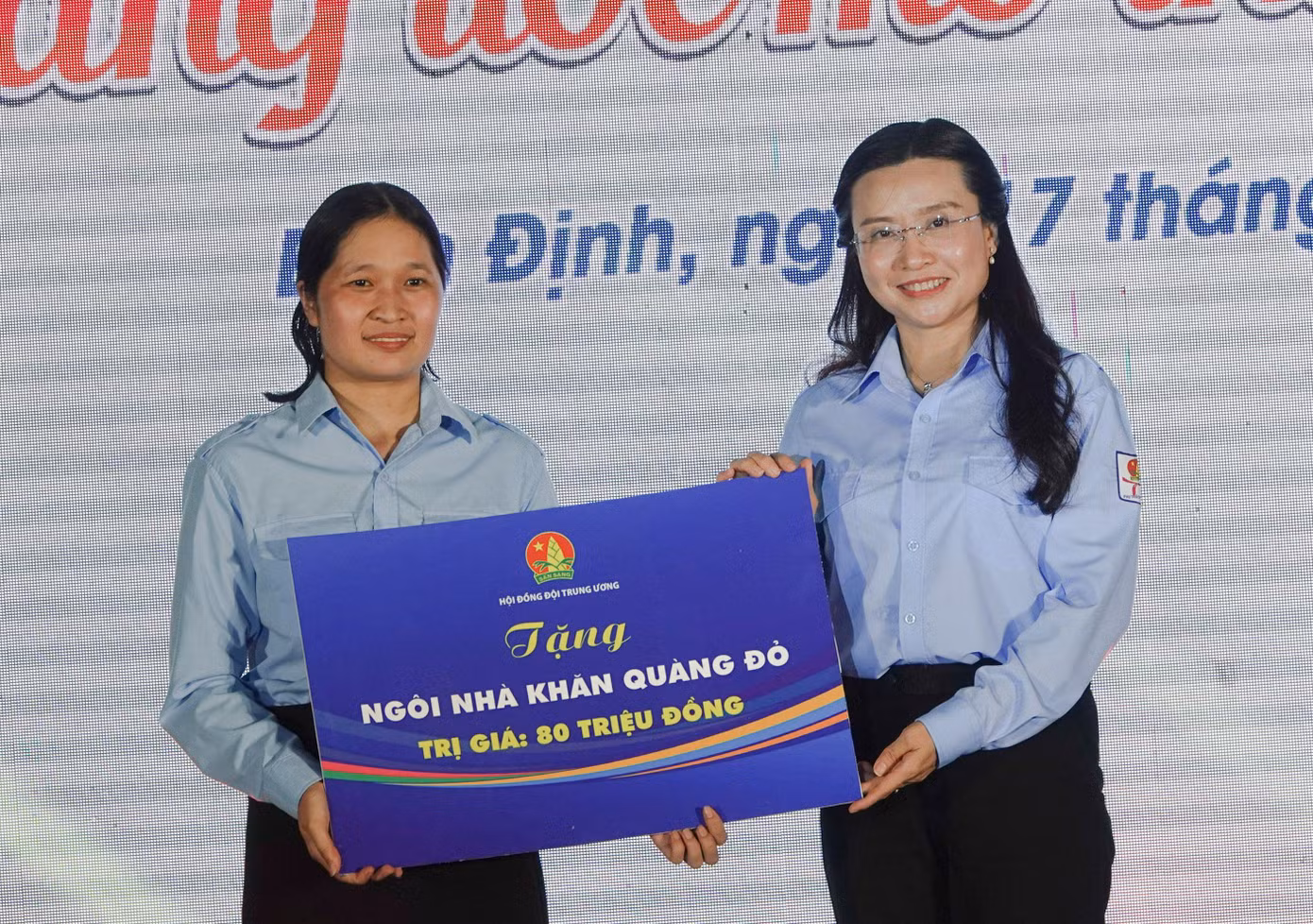 Trao tặng 1 ngôi nhà khăn quàng đỏ cho Hội đồng Đội Tỉnh Bình Định.