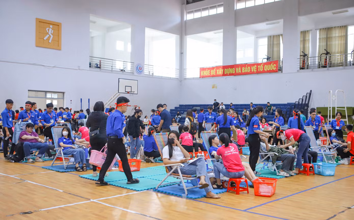 Chương trình Chủ Nhật Đỏ tỉnh Bình Định lần thứ I – năm 2024 do báo Tiền Phong phối hợp cùng Ban Chỉ đạo (BCĐ) vận động hiến máu tình nguyện tỉnh Bình Định, Tỉnh Đoàn, Ban An toàn giao thông tỉnh, Trường ĐH Quy Nhơn, Bệnh viện Đa khoa tỉnh – Sở Y tế Bình Định tổ chức. Ảnh: Trương Định Chương trình Chủ Nhật Đỏ tỉnh Bình Định lần thứ I – năm 2024 do báo Tiền Phong phối hợp cùng Ban Chỉ đạo (BCĐ) vận động hiến máu tình nguyện tỉnh Bình Định, Tỉnh Đoàn, Ban An toàn giao thông tỉnh, Trường ĐH Quy Nhơn, Bệnh viện Đa khoa tỉnh – Sở Y tế Bình Định tổ chức. Ảnh: Trương Định