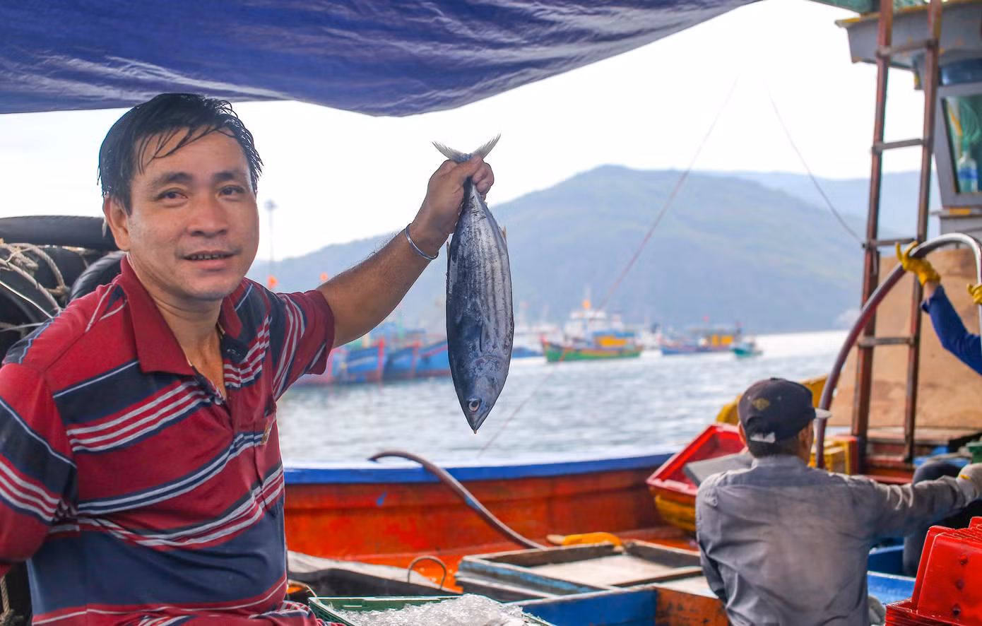 Niềm vui ngư dân Bình Định sau chuyến biển, mang hải sản đánh bắt từ Trường Sa về đất liền. Ảnh: Trương Định.