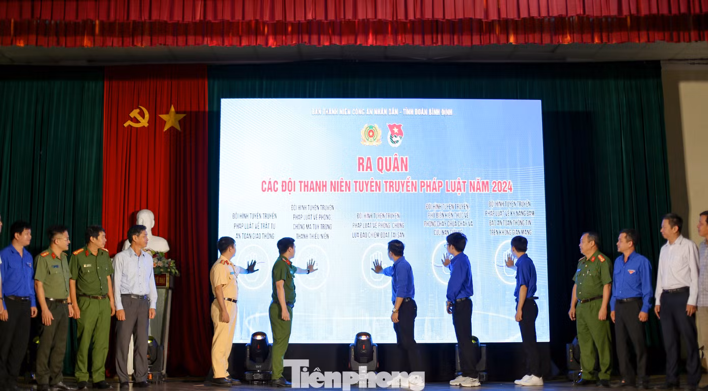 Ra quân các đội thanh niên tuyên truyền pháp luật năm 2024. Ảnh: Trương Định Ra quân các đội thanh niên tuyên truyền pháp luật năm 2024. Ảnh: Trương Định