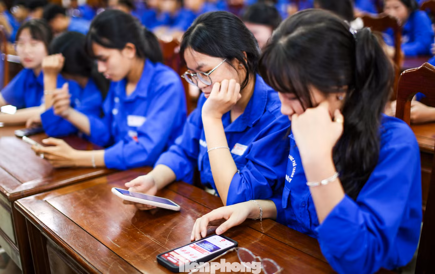 Thao tác trên điện thoại theo hướng dẫn.