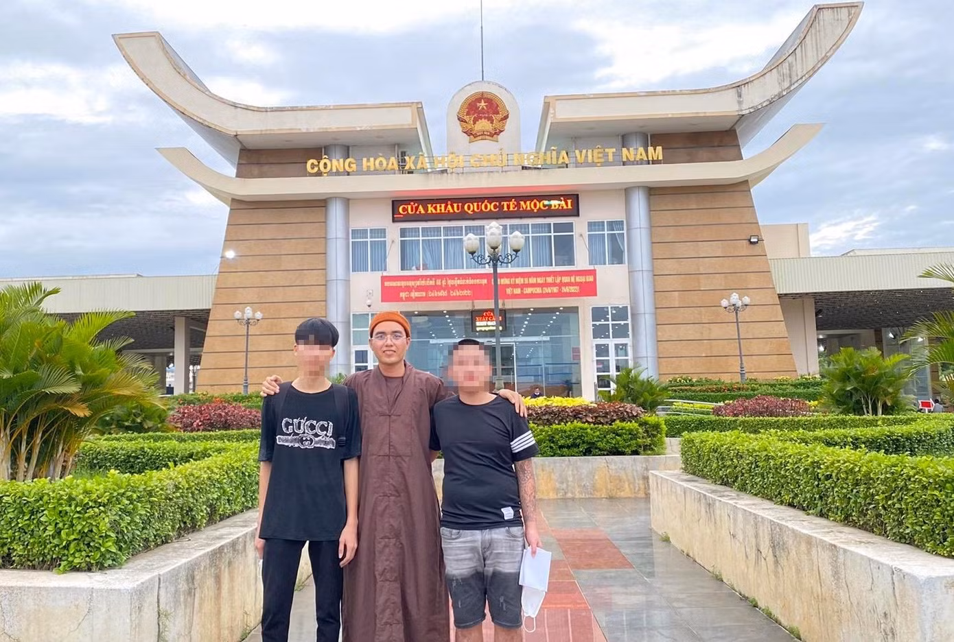 Sư thầy Thích Vạn Lực cùng 2 thanh niên lao động ở Campuchia được đưa về nước.
