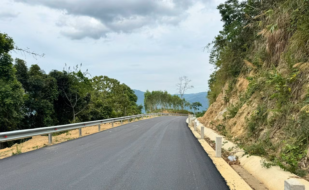 Trên tuyến sẽ có một số km được cho thảm nhựa. Ảnh: Đ.X