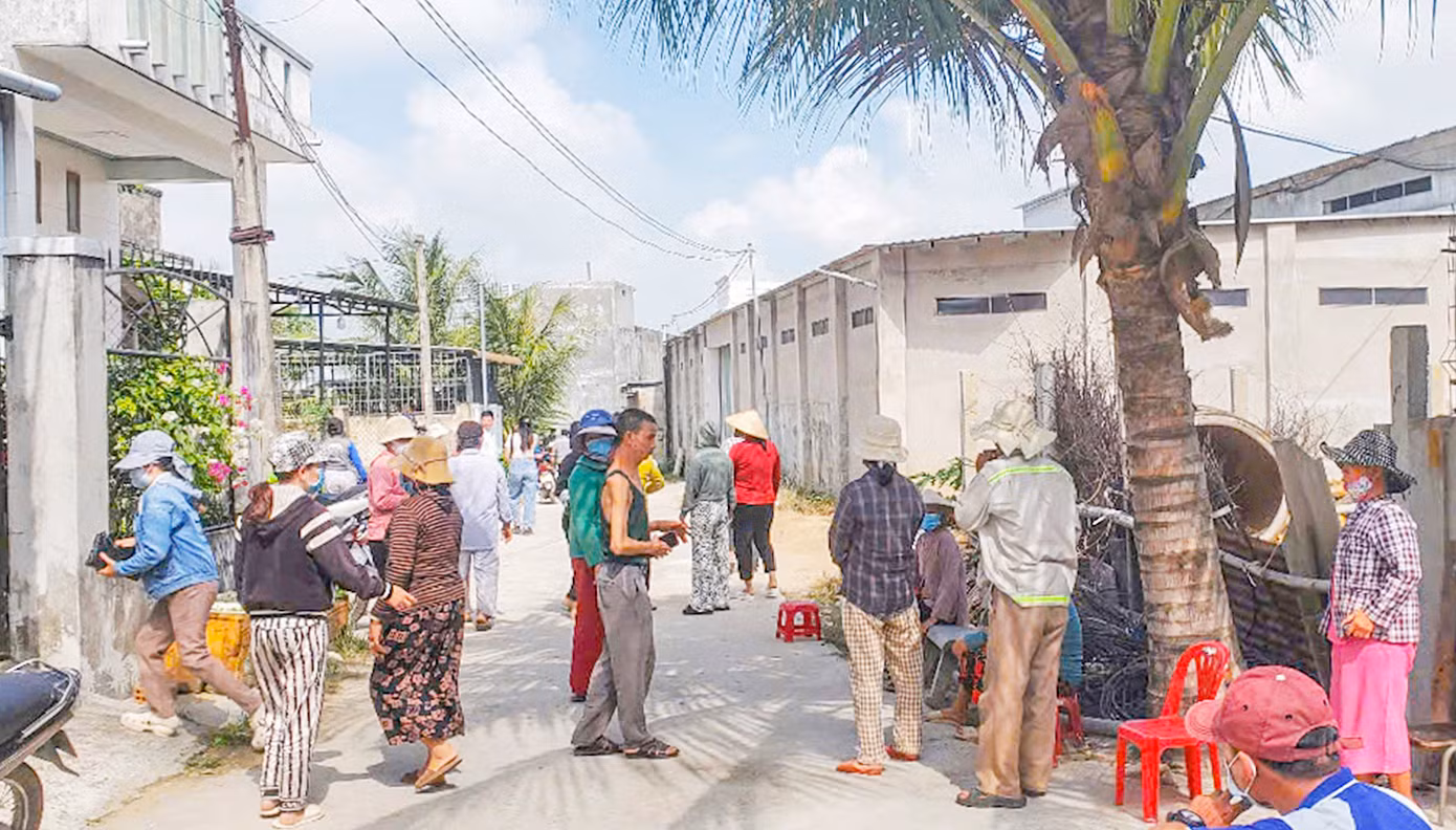 Người dân tập trung phản đối. Người dân tập trung phản đối.
