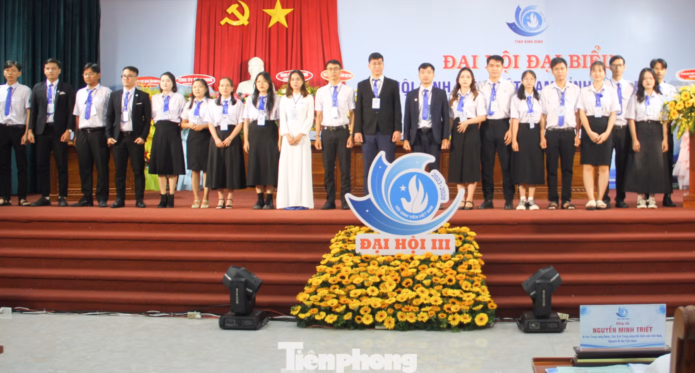 21 đồng chí trong Ban Chấp hành khóa mới ra mắt. Ảnh: Trương Định