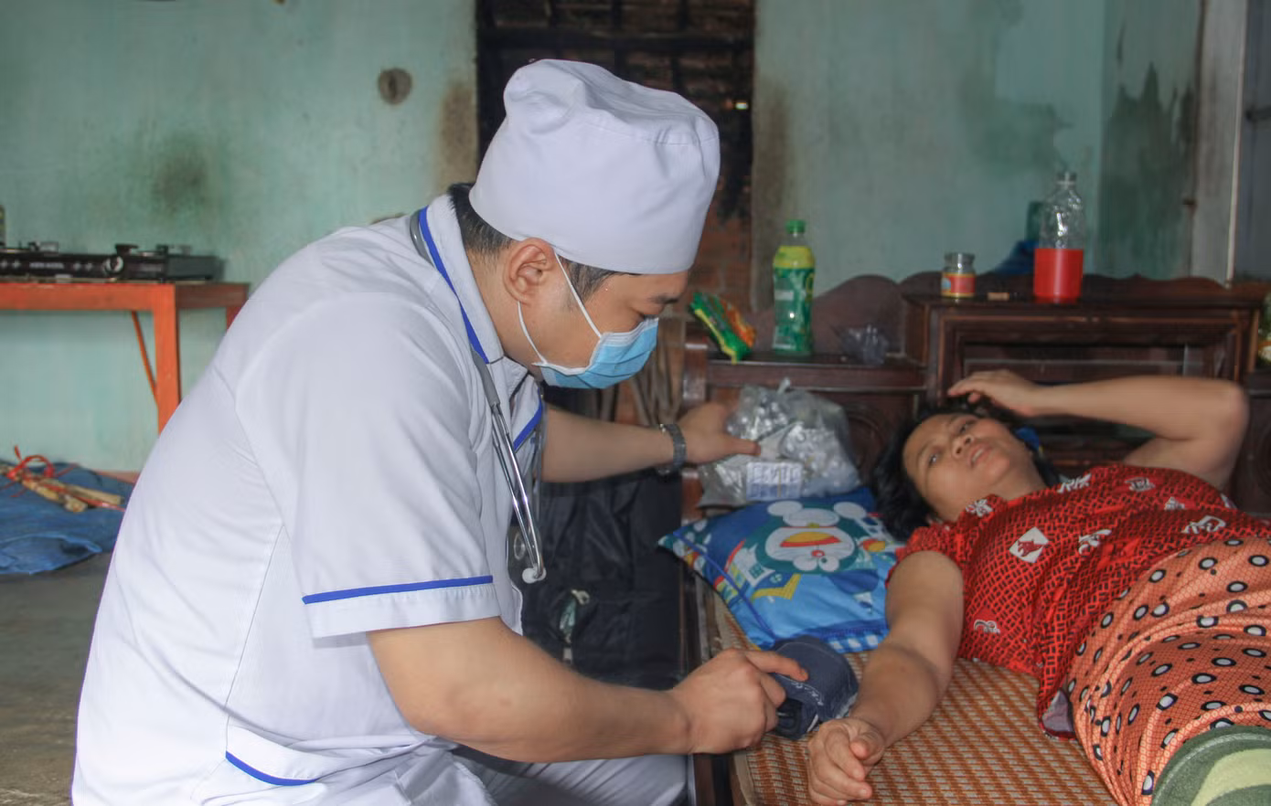 Bác sĩ thăm khám ban đầu cho bà Lan. (Ảnh: Trương Định)