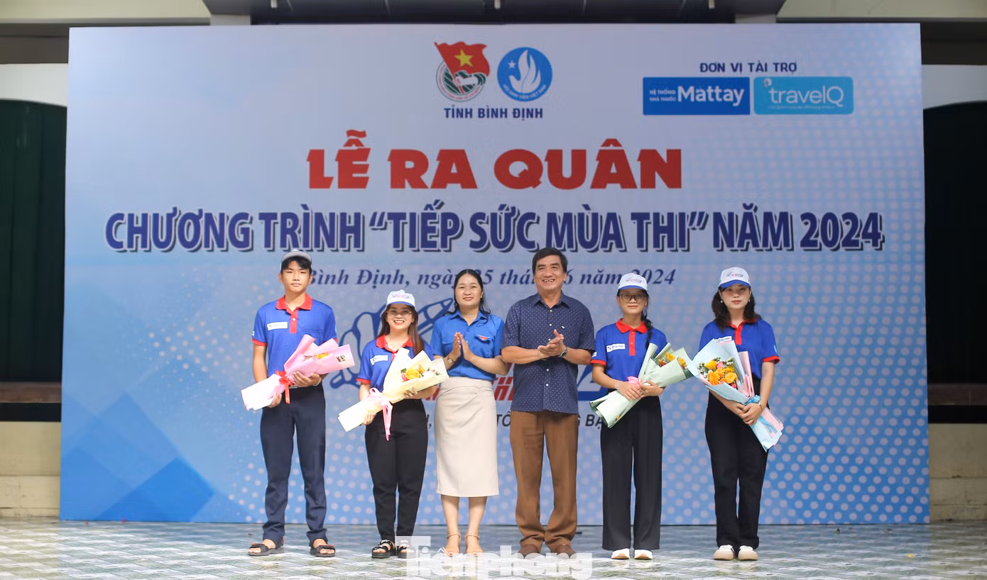 Tặng hoa cho các đơn vị tình nguyện tham gia chương trình Tiếp sức mùa thi. Ảnh: Trương Định