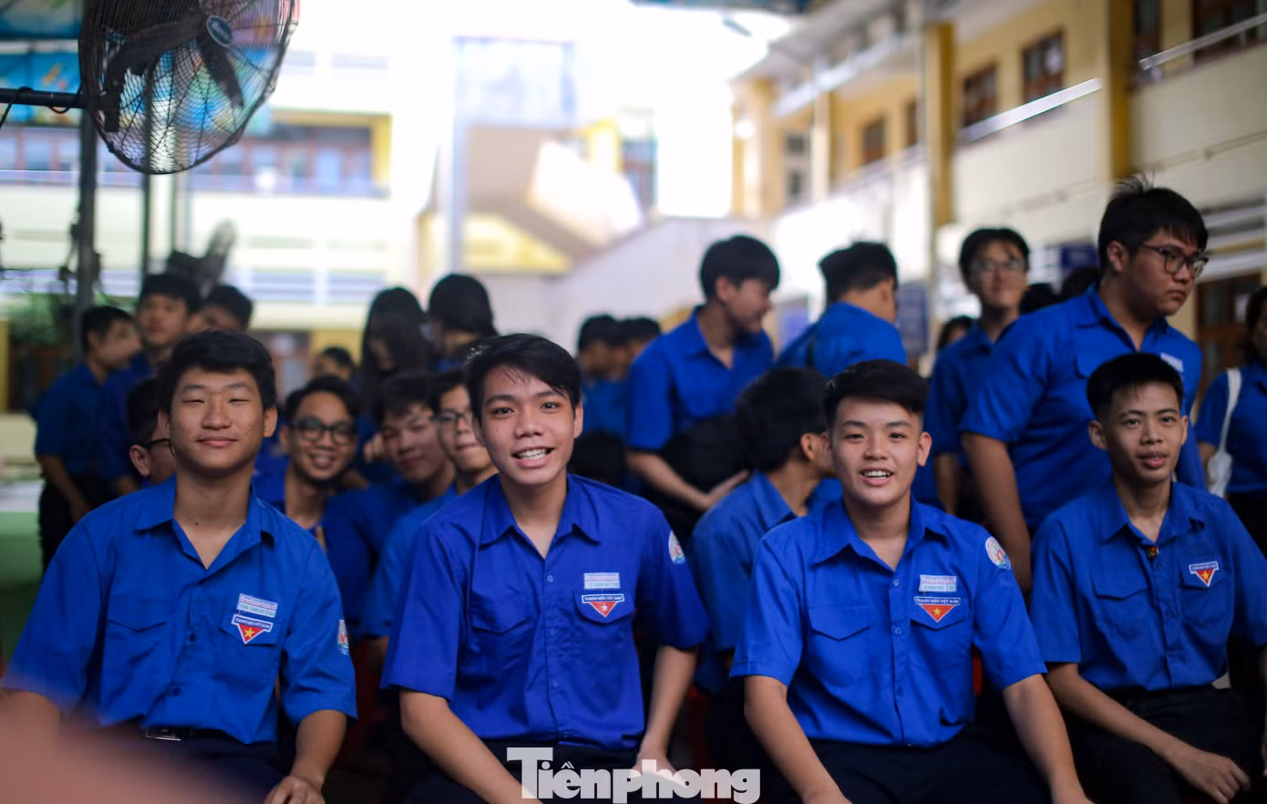 Đội hình thanh niên tình nguyện Tiếp sức mùa thi. Ảnh: Trương Định