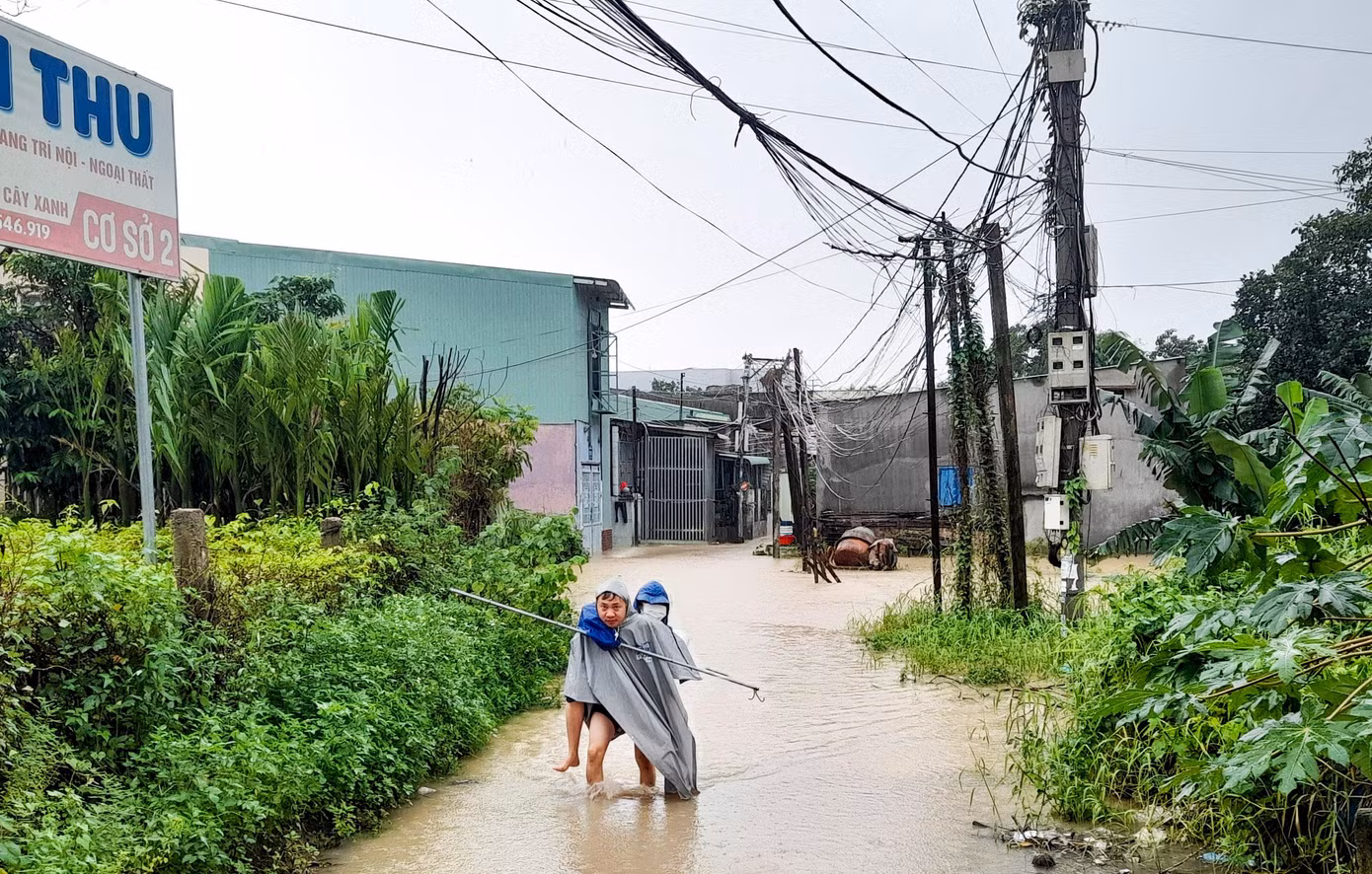 Nước lũ tràn vào gây ngập lụt sâu tại KV5, phường Nhơn Phú, TP Quy Nhơn. Ảnh: Trương Định