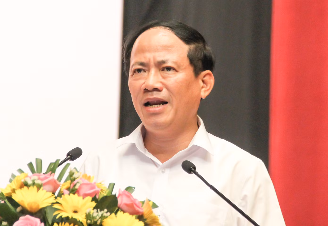 Chủ tịch UBND tỉnh Bình Định Phạm Anh Tuấn phát biểu tại buổi đối thoại. Ảnh: Trương Định.