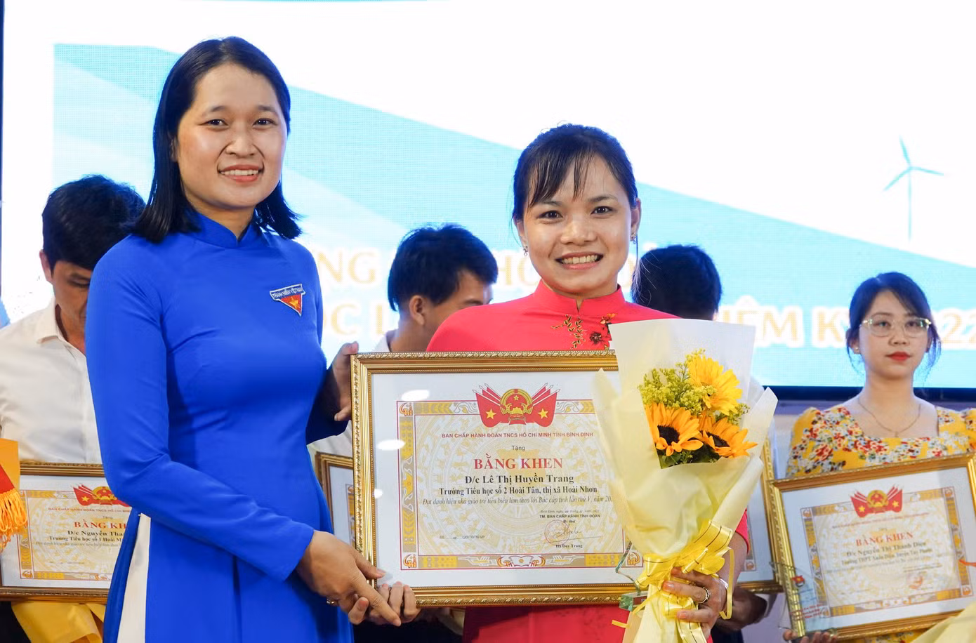 Chị Huỳnh Thị Thanh Nguyệt - Phó Bí thư Tỉnh Đoàn Bình Định trao tặng bằng khen tuyên dương các nhà giáo trẻ tiêu biểu.