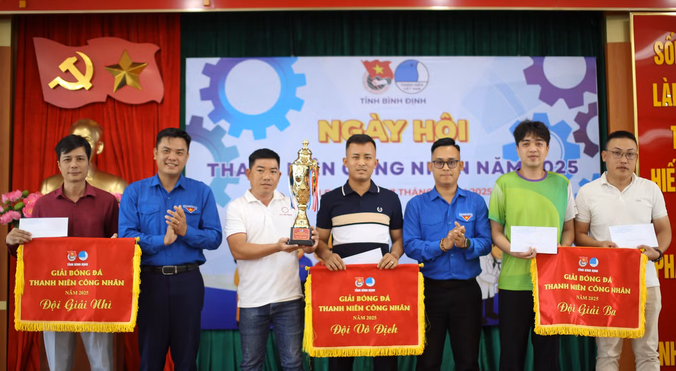 Trao thưởng cho các đội tham Giải bóng đá thanh niên công nhân năm 2025. Ảnh: Trương Định Trao thưởng cho các đội tham Giải bóng đá thanh niên công nhân năm 2025. Ảnh: Trương Định