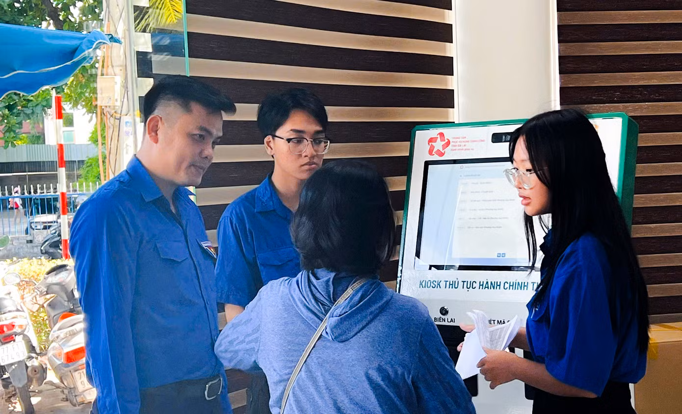 Anh Phạm Hồng Hiệp - Phó Chủ tịch Ủy ban MTTQ Việt Nam tỉnh, Bí thư Tỉnh Đoàn Gia Lai (bên trái) kiểm tra việc ra quân hỗ trợ của các đội thanh niên. Anh Phạm Hồng Hiệp - Phó Chủ tịch Ủy ban MTTQ Việt Nam tỉnh, Bí thư Tỉnh Đoàn Gia Lai (bên trái) kiểm tra việc ra quân hỗ trợ của các đội thanh niên.