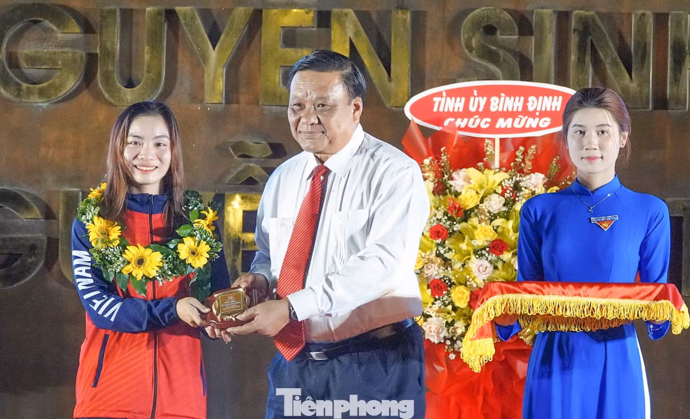 Ông Lê Kim Toàn - Phó Bí thư Thường trực Tỉnh ủy, Trưởng đoàn Đoàn đại biểu Quốc hội tỉnh Bình Định tuyên dương gương đoàn viên thanh niên tiêu biểu đạt Giải thưởng Ngô Mây. Ảnh: Trương Định