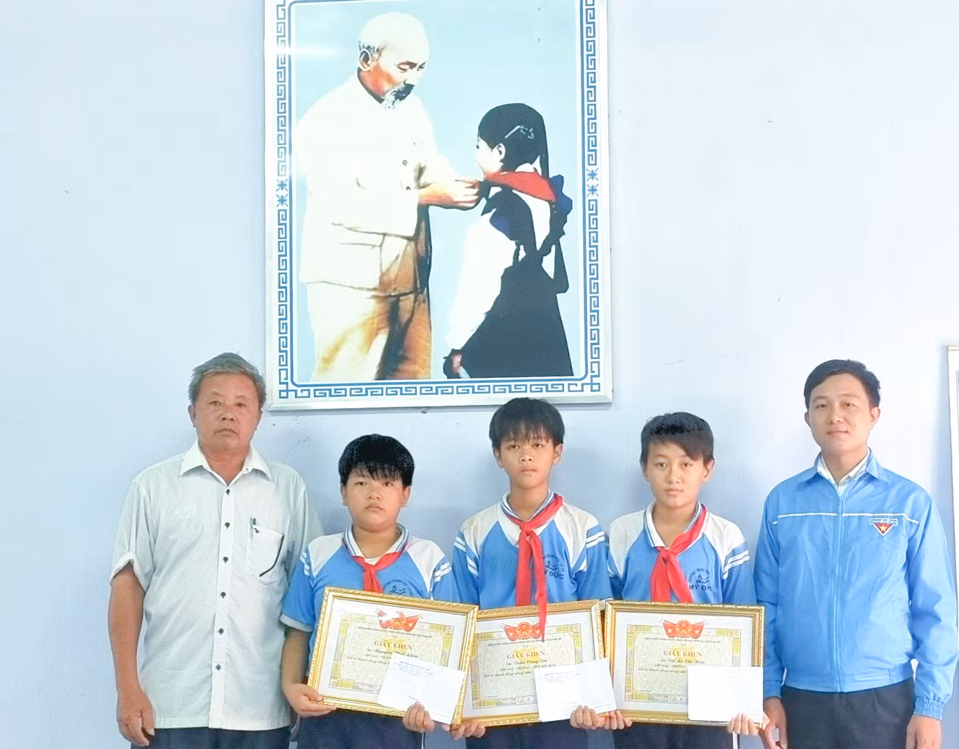 Khen 3 học sinh dũng cảm cứu người bị đuối nước. Ảnh: T.P