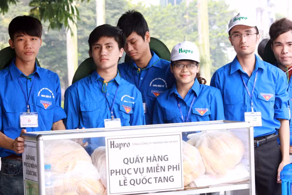 Phục vụ đồ ăn cho người dân đi viếng