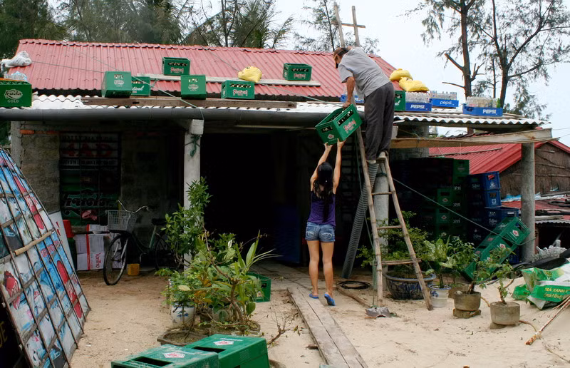 Tận dụng mọi dồ vật sẵn có để giằng giữ, bảo vệ cho ngôi nhà an toàn hơn trước khi bão tới. Ảnh: Ngọc Văn Tận dụng mọi dồ vật sẵn có để giằng giữ, bảo vệ cho ngôi nhà an toàn hơn trước khi bão tới