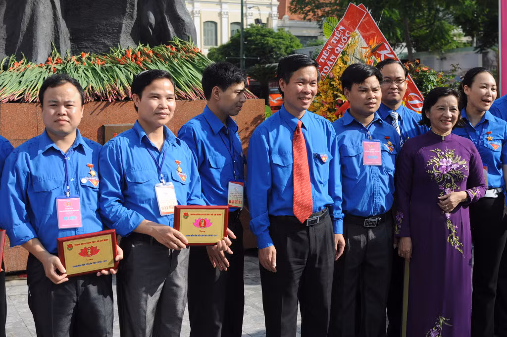 Anh Võ Văn Thưởng cùng đại biểu thanh niên tiên tiến. Anh Võ Văn Thưởng cùng đại biểu thanh niên tiên tiến
