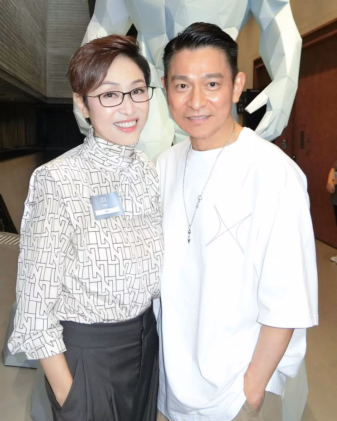 Tháng 8/2023, Trần Pháp Dung chia sẻ ảnh tái ngộ Lưu Đức Hoa trên Instagram. Hai người từng đóng chung trong Thánh bài II (1990). Hơn 20 năm qua đi, dù không thắng được sự tàn khốc của thời gian, hai ngôi sao Hong Kong đều được khen ngợi là trẻ hơn nhiều so với tuổi thật.